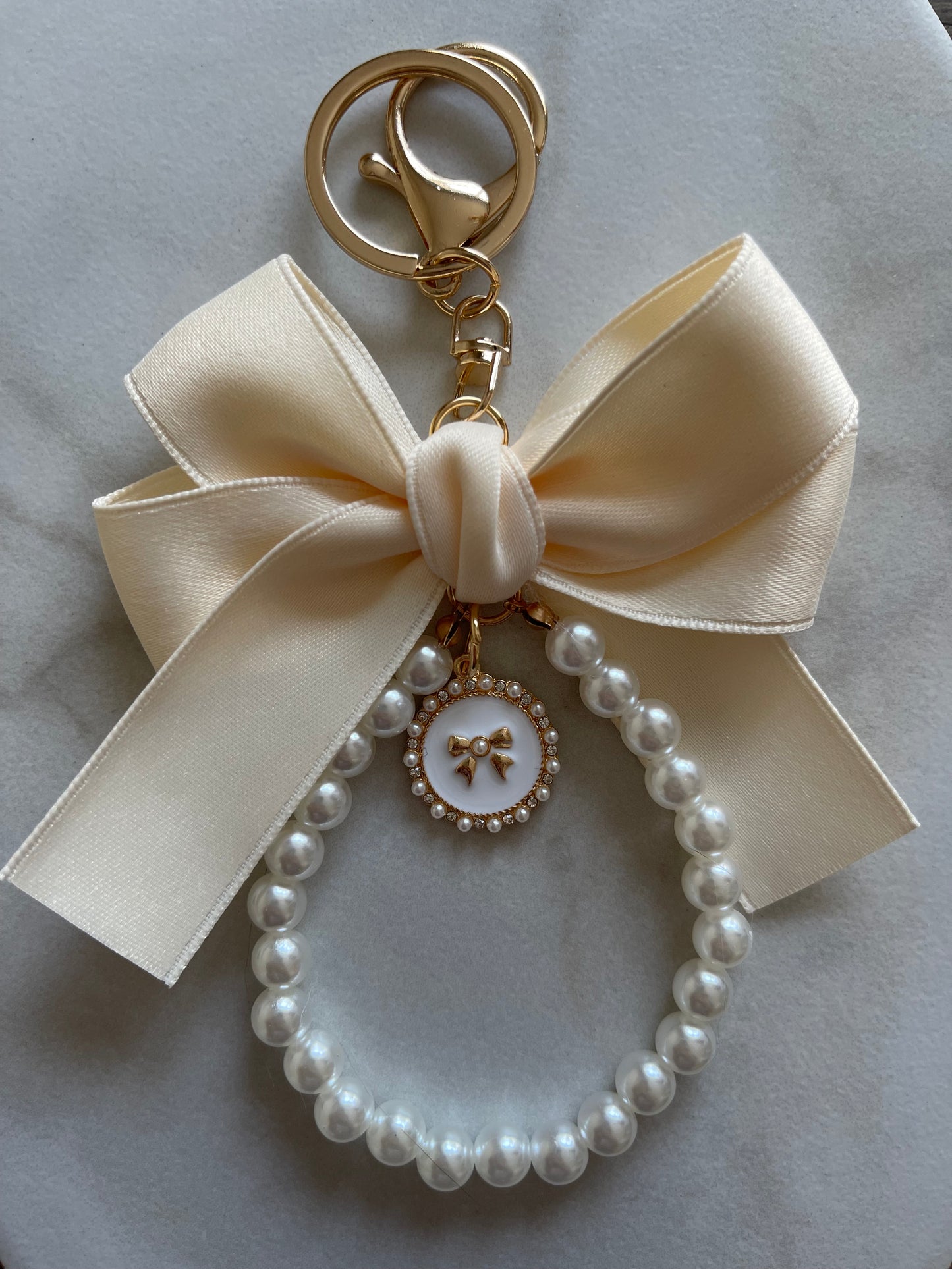 Bow Vibes - Pearl Wristlet
