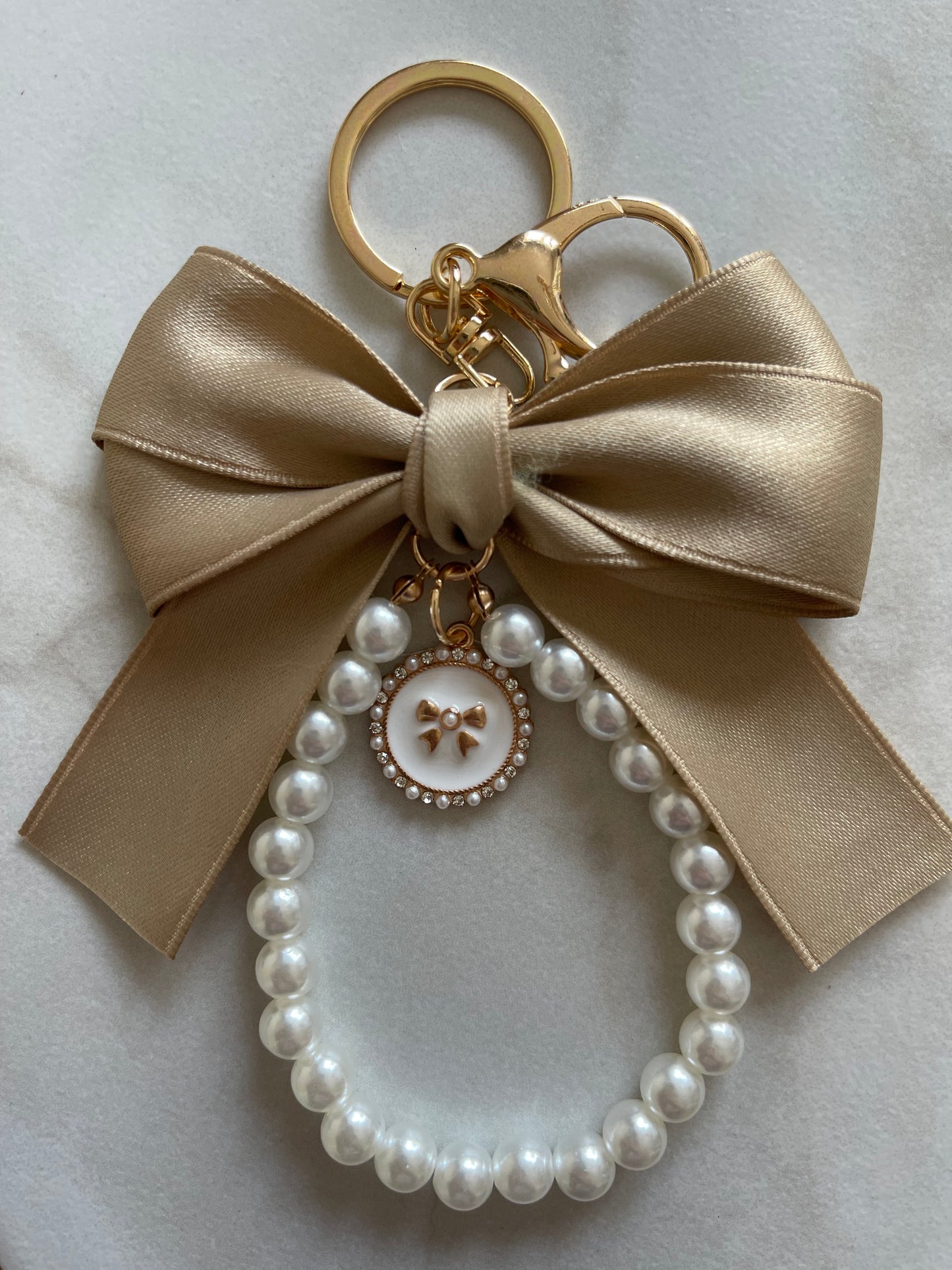 Bow Vibes - Pearl Wristlet
